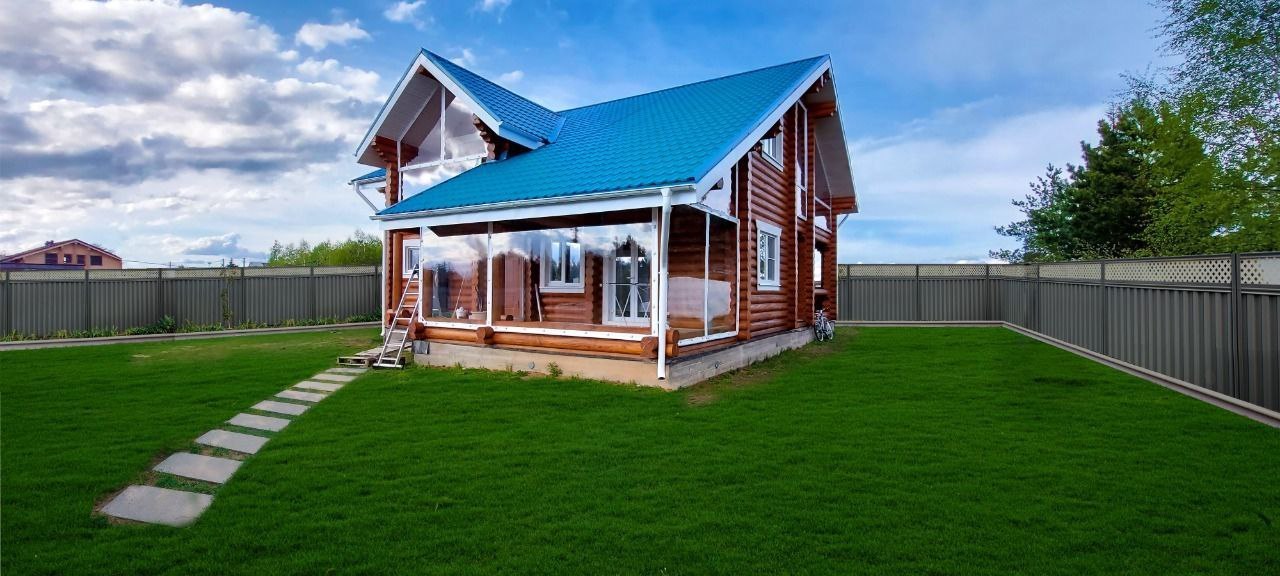 Мягкие окна на веранде загородного дома в Борисоглебском